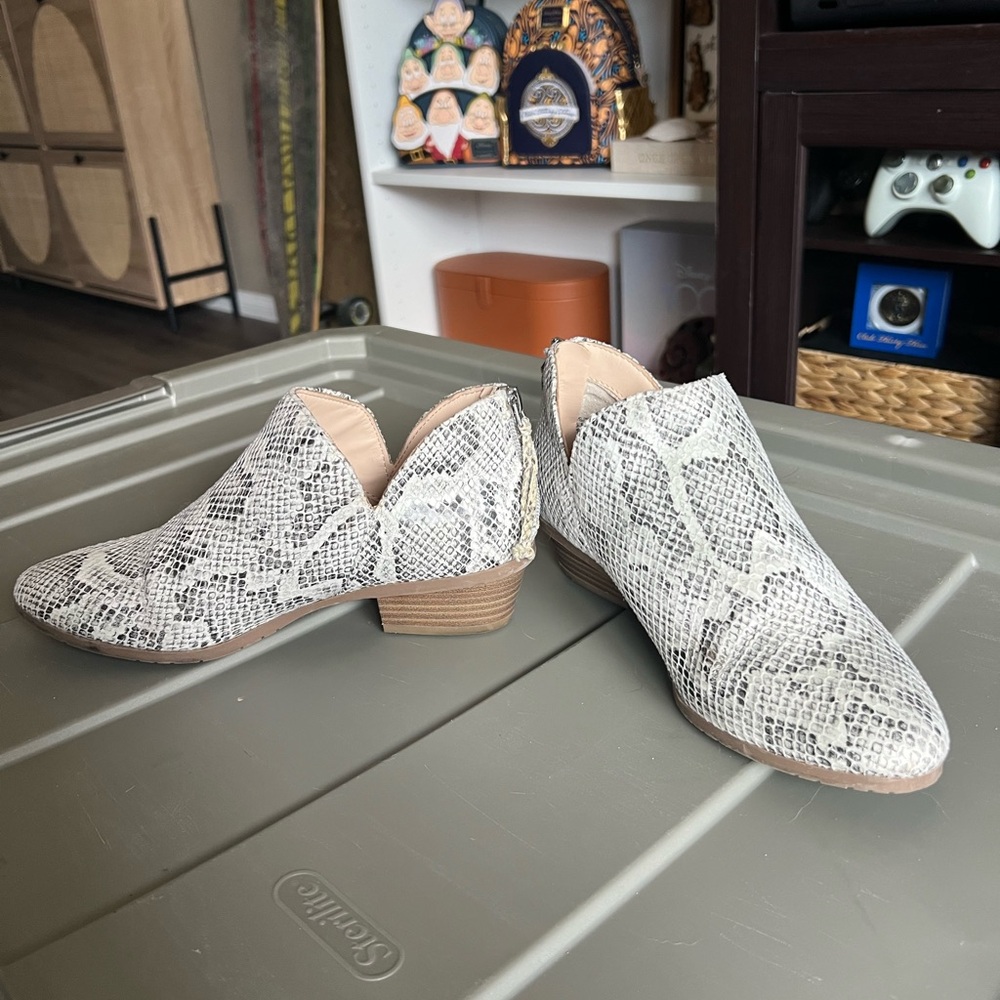 Like New Reaction Kenneth Cole Snakeskin Ankle Booties